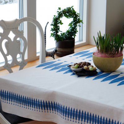 Almedahls Sill, blue table cloth, 147x250cm