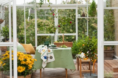 Table setting with Prickruta green tablecloth