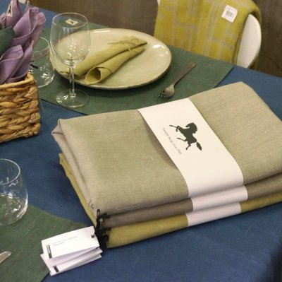 Almedahls_Linne, table cloth, ljus oliv, 140x220cm_101869-0700