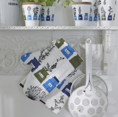 Persons kryddskåp, blue oven glove